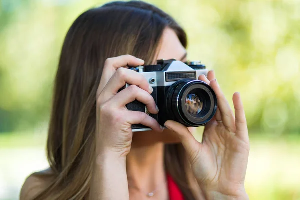 Πορτρέτο Της Ευτυχισμένη Γυναίκα Λήψη Φωτογραφιών Μια Φωτογραφική Μηχανή Dslr — Φωτογραφία Αρχείου