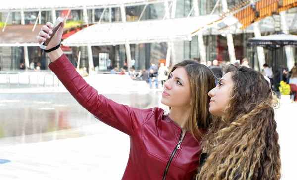 Mulheres Bonitas Tomando Auto Retrato Livre — Fotografia de Stock