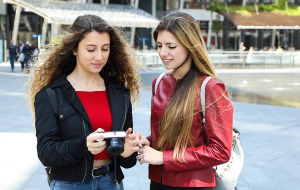 街の外でカメラで写真を撮る女の子 — ストック写真