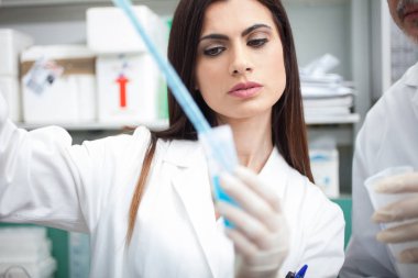 Onu laboratuarda test örneği tutan bilim adamı