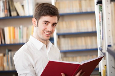 adam bir kütüphane kitap okuma