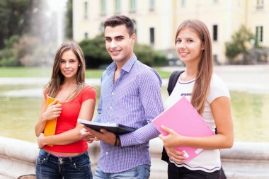 Açık gülümseyen bir öğrenci portresi
