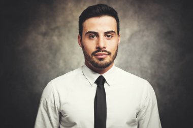 Pis bir geçmişi olan genç bir yönetici.