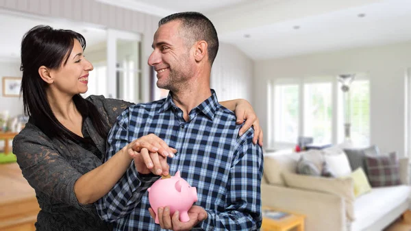 Gelukkig Paar Het Invoegen Van Een Munt Een Spaarvarken — Stockfoto