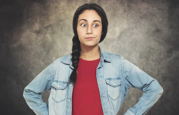 Retrato Uma Adolescente Irritada — Fotografia de Stock