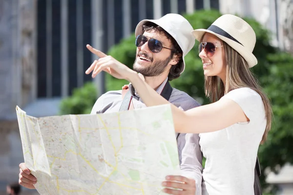 Feliz Pareja Turistas Sosteniendo Mapa —  Fotos de Stock