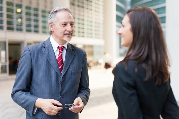 Gente Negocios Discutiendo Aire Libre —  Fotos de Stock