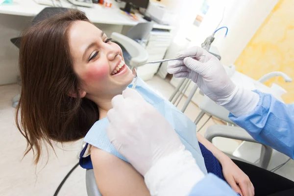 Dentista Cura Una Paziente Donna — Foto Stock