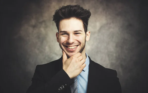 Nachdenklich Lächelnder Geschäftsmann Isoliert Auf Grunge Hintergrund — Stockfoto