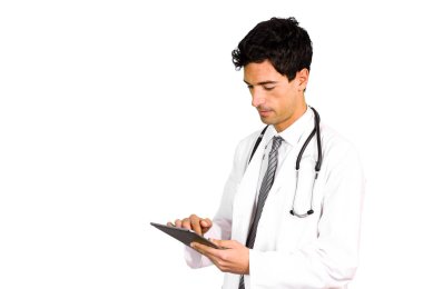 Ciddi doktor adam beyaz arka plan üzerinde izole bir tablet tarama