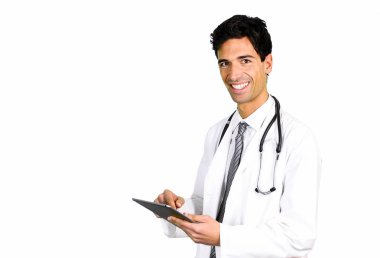 Ciddi doktor adam beyaz arka plan üzerinde izole bir tablet tarama