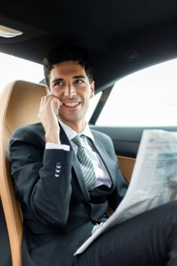 Bir araba arka koltuk üzerinde oturan telefon Yöneticisi
