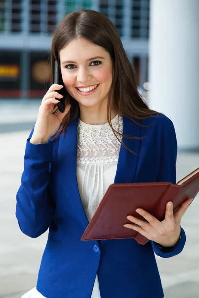 Sorridente Donna Affari Che Parla Telefono — Foto Stock