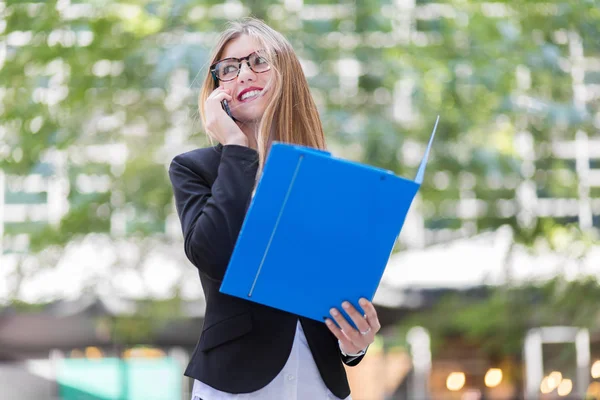 Jonge Zakenvrouw Dragen Van Bril Lezen Van Documenten Buiten Een — Stockfoto