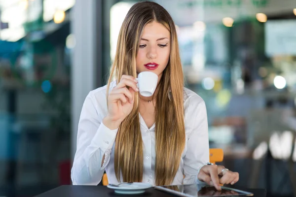 年轻的女商人在喝咖啡休息 使用平板电脑 — 图库照片