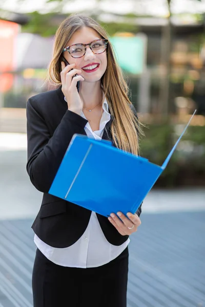 Jeune Femme Affaires Portant Des Lunettes Lisant Des Documents Plein — Photo