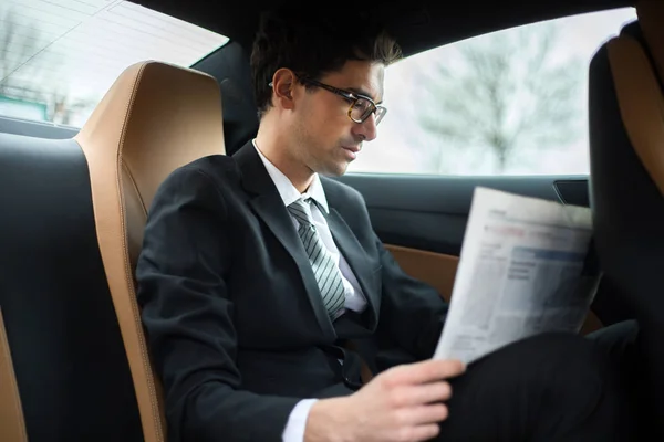 Jonge Manager Lezen Van Een Krant Achterbank Van Een Auto — Stockfoto