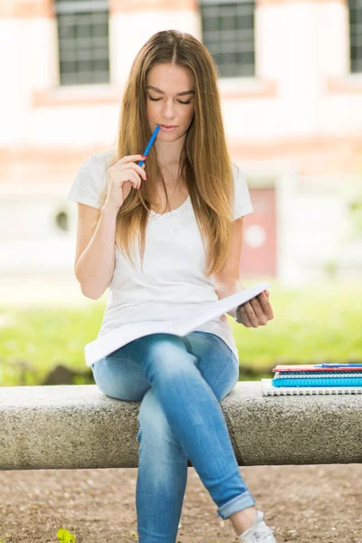 Piękna Studentka Czyta Książkę Ławce Parku — Zdjęcie stockowe