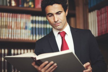 Avukatın stüdyosunda okuma kitabı