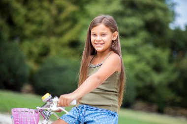 Bisiklet süren genç bir kız