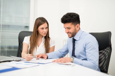 onların ofisinde çalışan iş insanlar