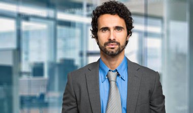 Yakışıklı bir iş adamının portresi