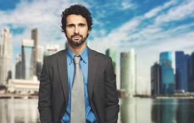 Şehir ortamında kendine güvenen bir yöneticinin portresi