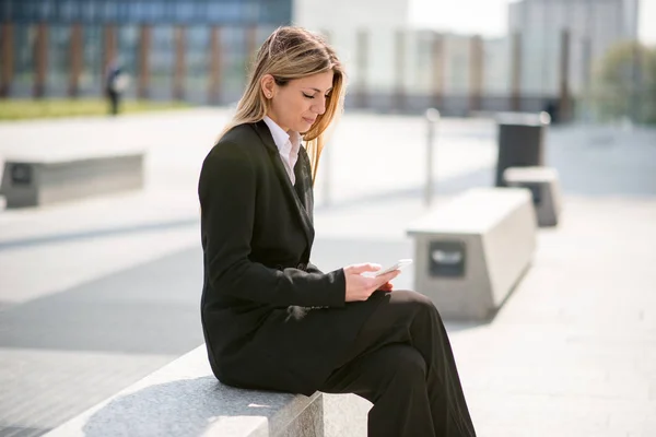 Smiling Businesswoman Using Her Mobile Phone — Stock Photo, Image