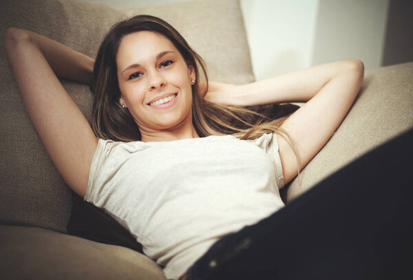 Молодая женщина отдыхает на диване