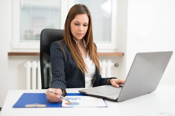 Mulher Usando Computador Portátil Enquanto Escreve — Fotografia de Stock