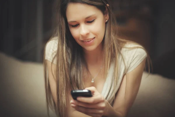 Kvinnan Skicka Ett Textmeddelande — Stockfoto