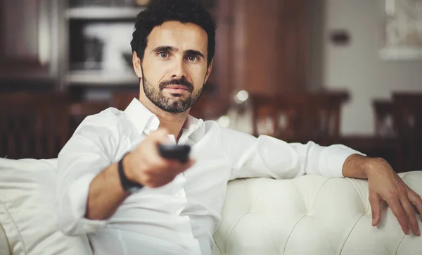 Retrato Homem Escolhendo Programa Para Assistir Televisão — Fotografia de Stock