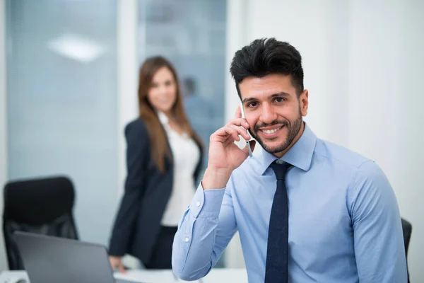 Biznesmen Rozmawia Przez Telefon Jego Biurze — Zdjęcie stockowe