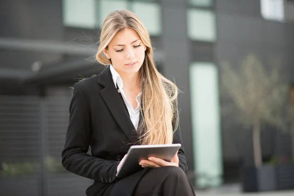 Mulher Negócios Usando Seu Tablet — Fotografia de Stock