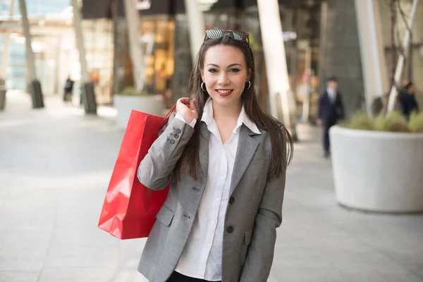 Affärskvinna Shoppa Efter Jobbet — Stockfoto