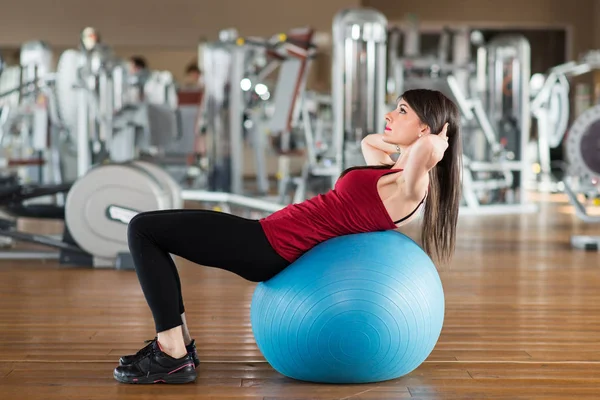 Donna Che Usa Una Palla Allenarsi Palestra — Foto Stock