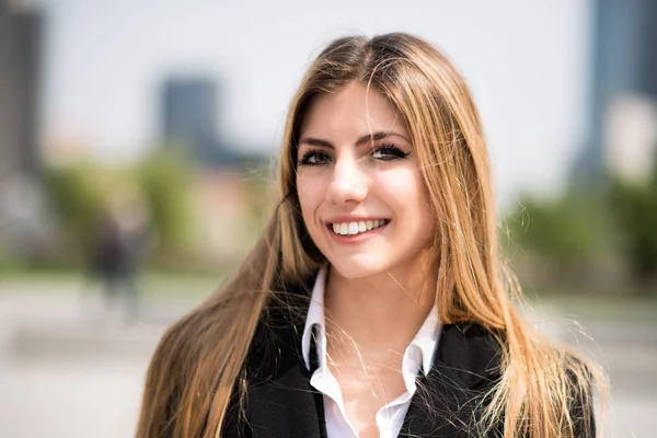 Sorrindo Jovem Empresária Cidade — Fotografia de Stock