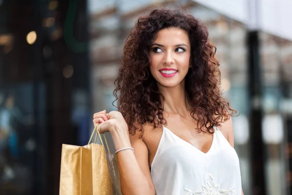 Mujer Alegre Con Bolsa Compras Ciudad —  Fotos de Stock