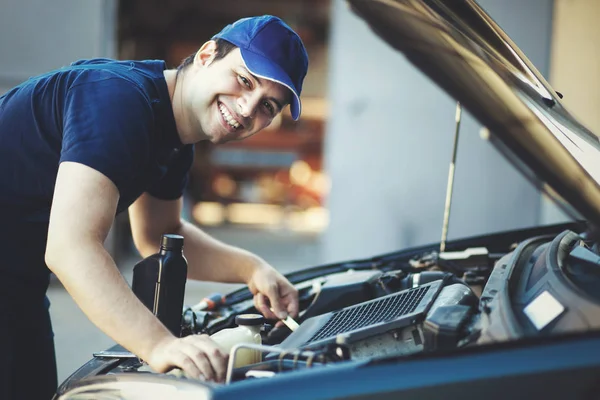 Mecânico Carro Profissional Trabalhando Serviço Reparação Automóveis — Fotografia de Stock