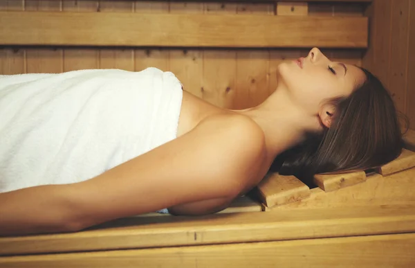 Mujer Relajándose Una Sauna —  Fotos de Stock