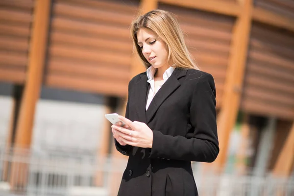 Femme Affaires Utilisant Son Téléphone Portable — Photo