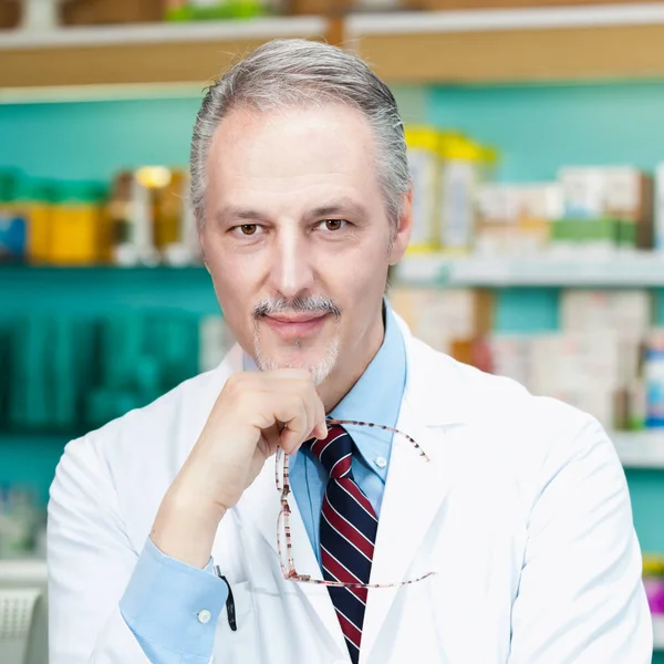 Porträt Eines Apothekers Bei Der Arbeit Seinem Geschäft — Stockfoto