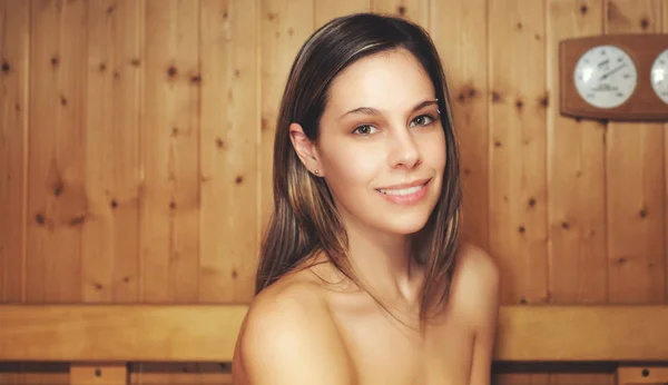 Mulher Relaxando Uma Sauna Centro Bem Estar — Fotografia de Stock