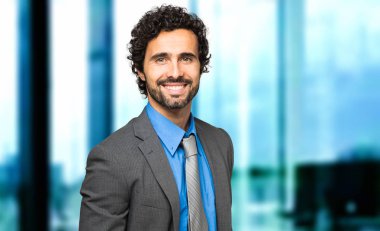 Modern bir ofiste yakışıklı bir işadamının portresi.