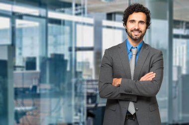 Modern bir ofiste yakışıklı bir işadamının portresi.