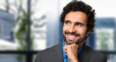 Düşünceli bir ifadeyle genç bir iş adamı