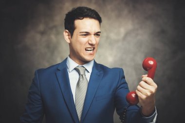 telefonda bağıran kızgın işadamı