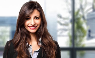 Gülümseyen genç kadın müdür portre