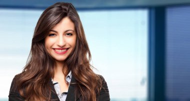 Gülümseyen genç kadın Yöneticisi 