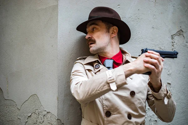 Detective Che Copre Punta Con Sua Pistola — Foto Stock